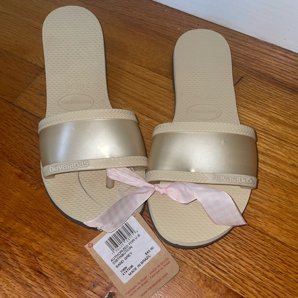 Havaianas Gold Sandals Chic and Versatile